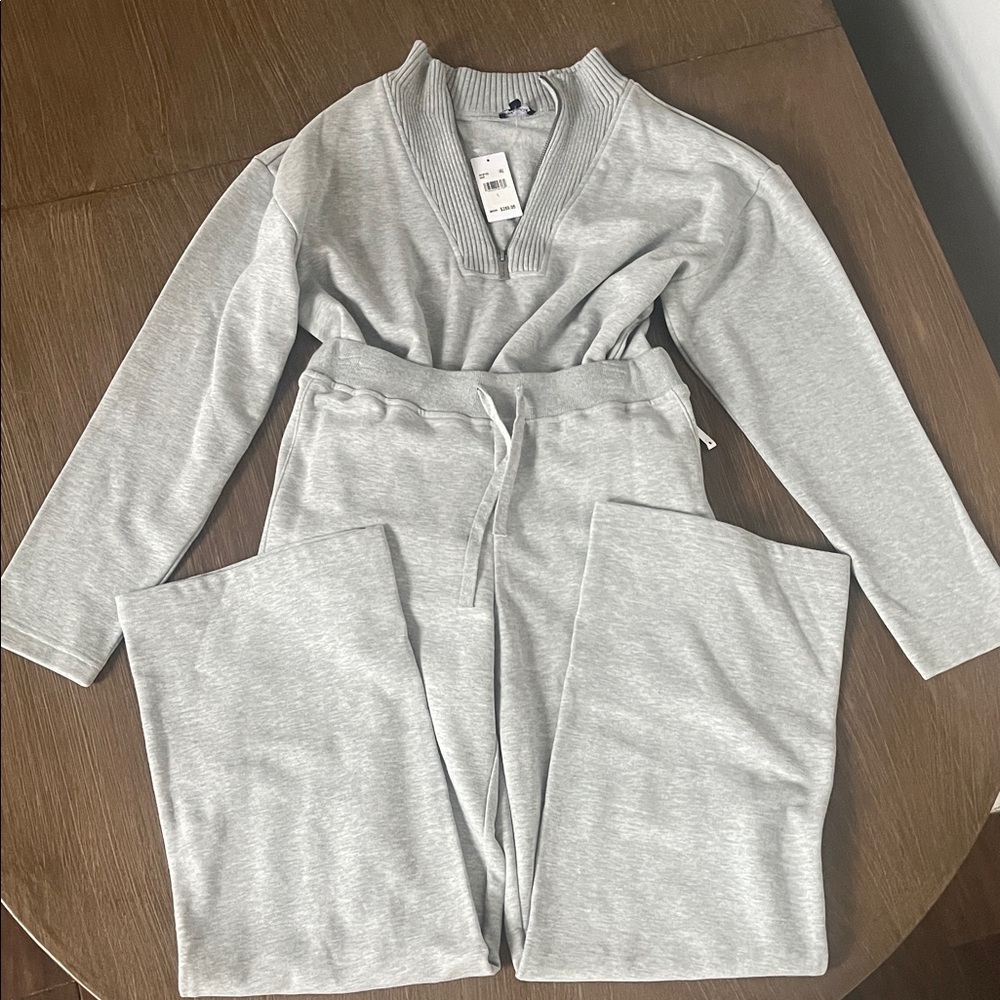 Splendid women’s 2 piece bottom & Top light Gray Sip up sweater size Large